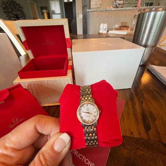 TheOMEGADeVillePrestigeclassic
features a two-tone mother-of-pearl Diamond bezel - Picture 11 of 11